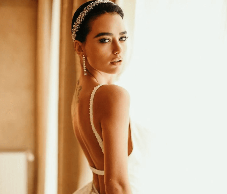 Find bridal hair and makeup tips for outdoor summer weddings on our blog.